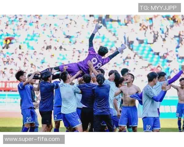 足球赛训练全面展开球员们积极备战迎接即将到来的比赛挑战